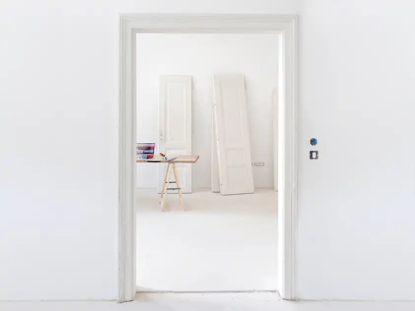 moderne Wohnung, weiße Türzarge